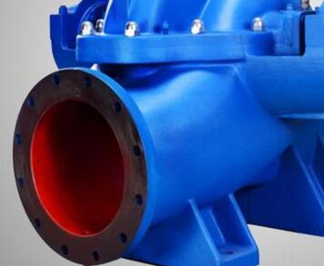 　　雙吸泵裝配填料步驟  　　1、 第一步：先把機(jī)封壓蓋的螺栓擰下來卸掉，取出兩端的機(jī)封壓蓋。  　　2、 第二步：卸掉泵蓋中開面上的全部螺母，用電葫蘆吊起泵蓋。  　　3、 第三步：再用電葫蘆將整個轉(zhuǎn)子部件吊起，平穩(wěn)放在墊子上。  　　4、 第四步：拆掉軸承體，卸下軸承壓蓋及軸承。(兩端同)  　　5、 第五步：最后拆下機(jī)械密封，再根據(jù)裝機(jī)封壓蓋止口尺寸加工填料壓蓋的配合尺寸。  　　6、 第六步：再裝上兩端的軸承及鎖緊螺母和軸承體。  　　7、 第七步：再將轉(zhuǎn)子部件吊起放入泵體，保持與原來(拆卸時)的位置一樣。  　　8、 第八步：吊起泵蓋改好，擰緊螺母。  　　9、 第九步：裝填料，將填料裝入原來安裝機(jī)封的位置，前面兩根填料再放填料環(huán)，后面再放3根填料用填料壓蓋壓緊并用螺母鎖緊即可。裝配完畢